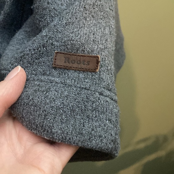 Roots grey polyester sweater with a bit of fuzziness. - Picture 5 of 8